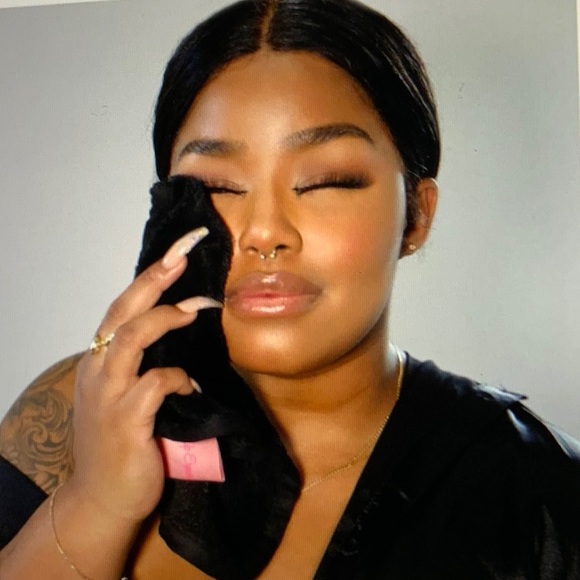 🆕MAKEOVER ESSENTIALS! Chic Black make up eraser - Picture 8 of 11